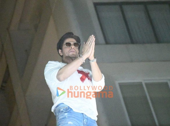 photos shah rukh khan greets fans outside mannat on his birthday 9