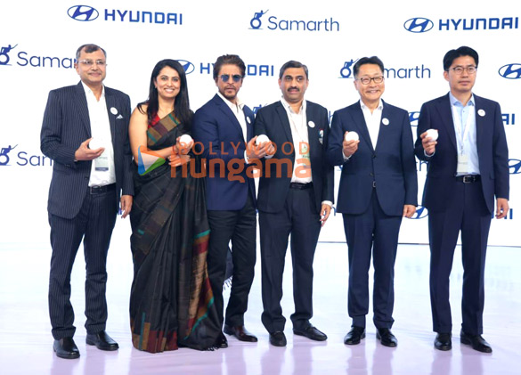photos shah rukh khan snapped attending a hyundai event in delhi 1