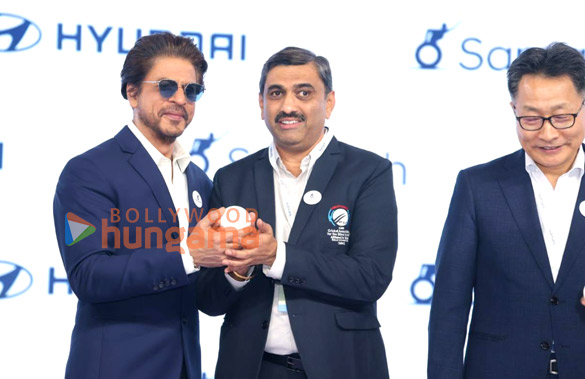 photos shah rukh khan snapped attending a hyundai event in delhi 3