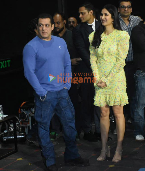 photos tiger 3 stars salman khan katrina kaif and emraan hashmi snapped at a fan meet and greet event 6