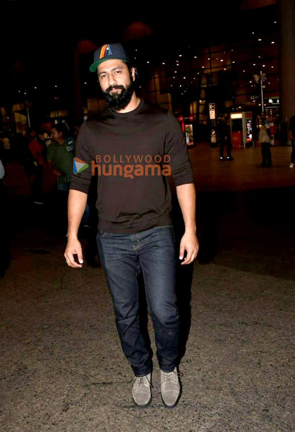 photos vicky kaushal deepika padukone and others snapped at the airport 4