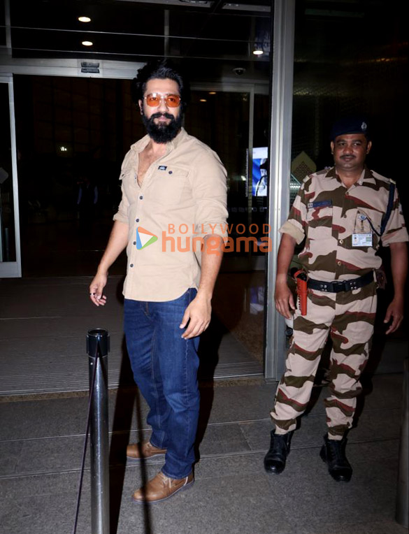 photos vicky kaushal and naga chaitanya snapped at the airport 1