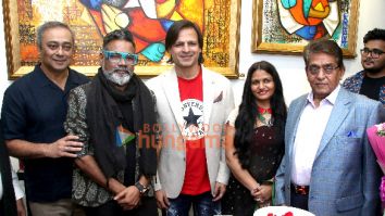 Photos: Vivek Oberoi and Sachin Khedekar grace Om Swami’s show at Vachi Art Gallery empowering visually challenged girl children