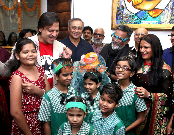 photos vivek oberoi and sachin khedekar grace om swamis show at vachi art gallery 4