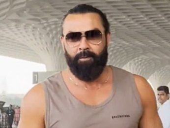 The Lord Bobby craze is real! Fans gather around him for a selfie at the airport The Lord Bobby craze is real! Fans gather around him for a selfie at the airport