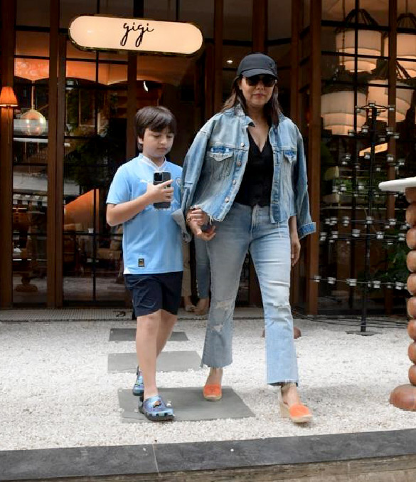gauri khan snapped with son abram outside a restaurant in bandra 2