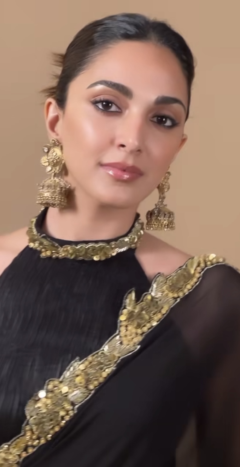Kiara Advani is elegant as ever in a beautiful black and golden saree for Umang 2023 