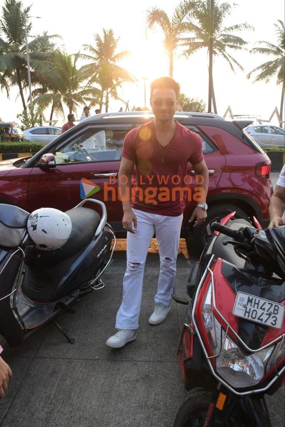 photos aayush sharma snapped at carter road 4