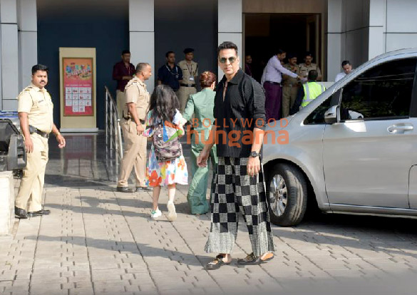 photos akshay kumar snapped at kalina airport as he leaves for christmas holiday with family 1