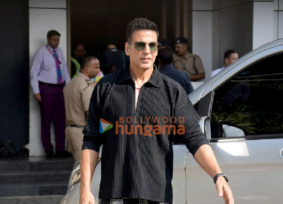 Photos: Akshay Kumar snapped at Kalina airport as he leaves for Christmas holiday with family