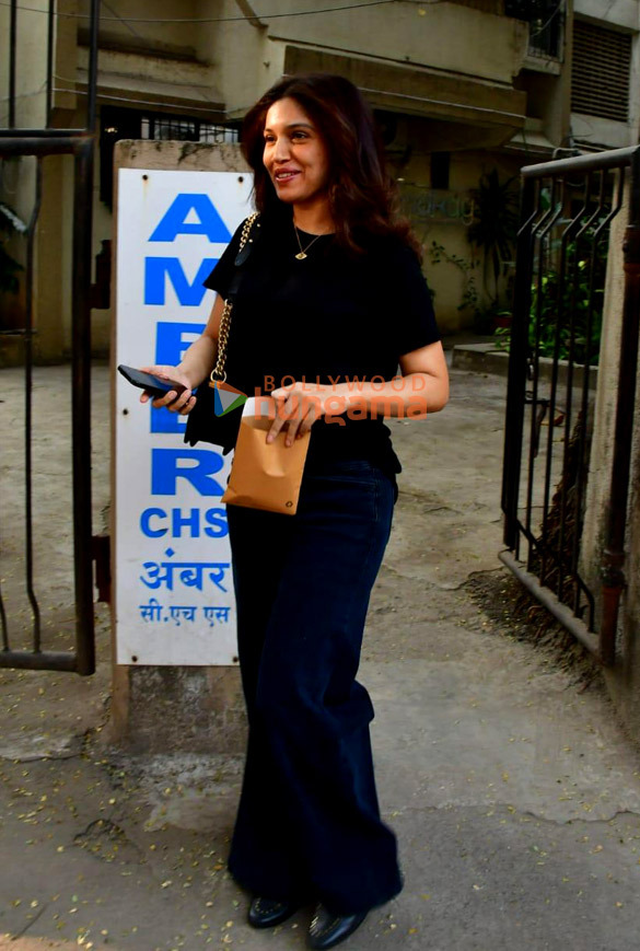 Photos: Bhumi Pednekar and Sonal Chauhan snapped at Kromakay salon in Juhu Photos: Bhumi Pednekar and Sonal Chauhan snapped at Kromakay salon in Juhu