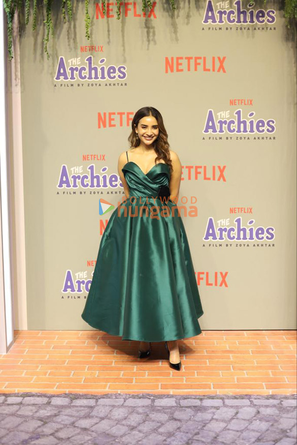 photos celebs grace the premiere of the archies 007 5