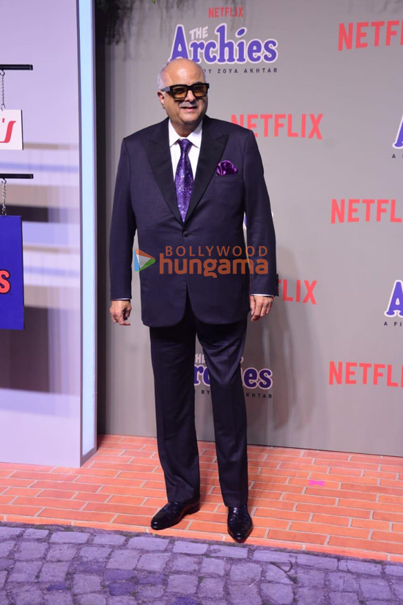 photos celebs grace the premiere of the archies 1121 11