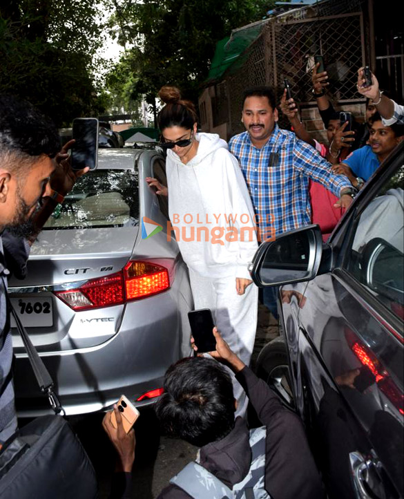 photos deepika padukone snapped in bandra 2 5