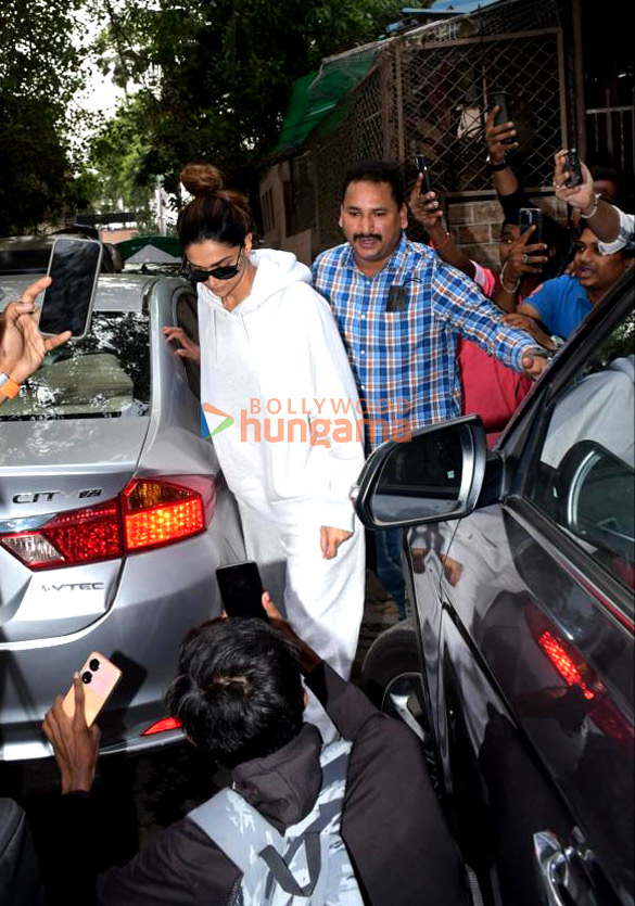 photos deepika padukone snapped in bandra 4 5