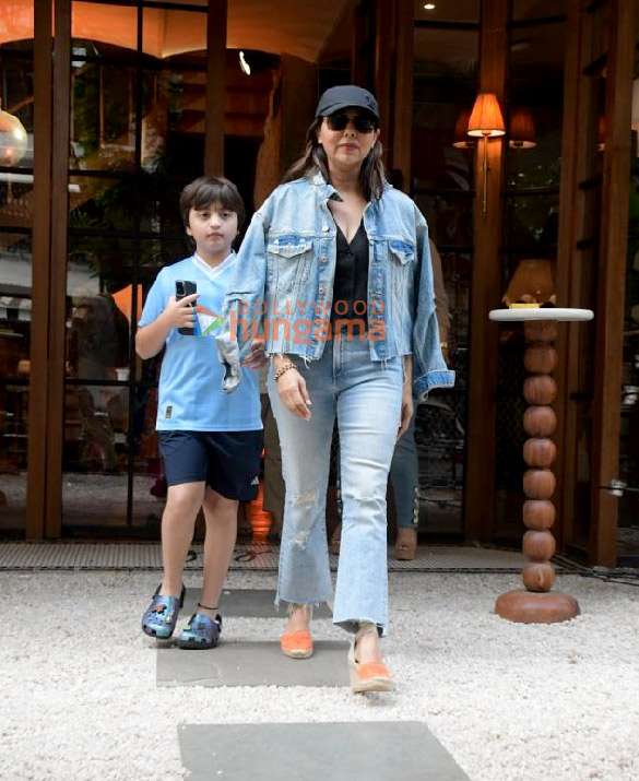 photos gauri khan snapped with son abram outside a restaurant in bandra 1