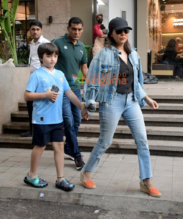 photos gauri khan snapped with son abram outside a restaurant in bandra 3