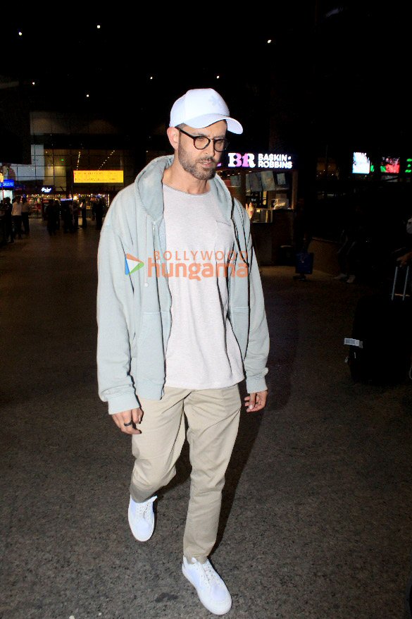 photos hrithik roshan and nora fatehi snapped at the airport 3
