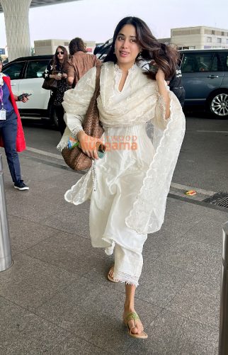 Photos: Janhvi Kapoor, Adah Sharma, Twinkle Khanna and others snapped at the airport