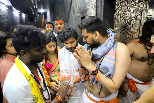 photos janhvi kapoor shikhar pahariya and director atlee visit mahakaleshwar temple 4