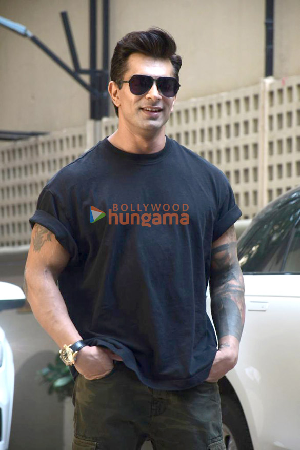 Photos: Karan Singh Grover snapped in Santa Cruz Photos: Karan Singh Grover snapped in Santa Cruz