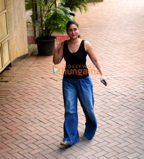Photos Kareena Kapoor Khan, Sara Ali Khan and Ibrahim Ali Khan snapped in Bandra Photos Kareena Kapoor Khan, Sara Ali Khan and Ibrahim Ali Khan snapped in Bandra