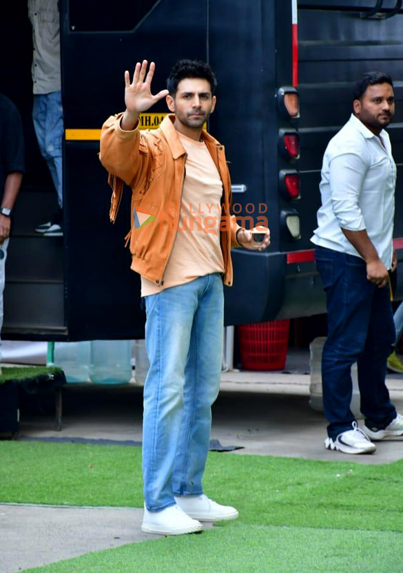Photos: Kartik Aaryan snapped on the sets of an ad shoot Photos: Kartik Aaryan snapped on the sets of an ad shoot