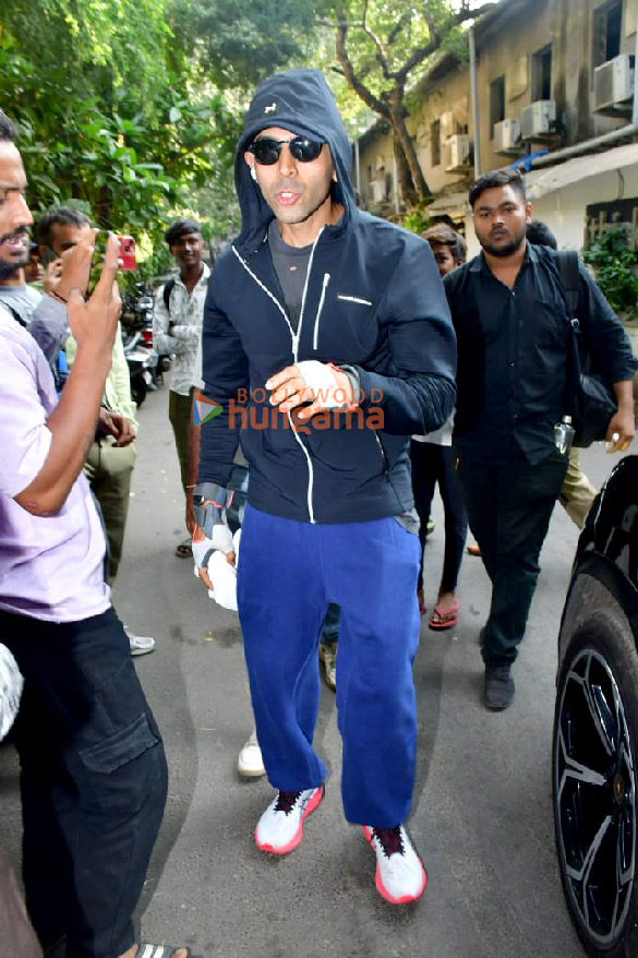 photos kartik aryan snapped in juhu 3