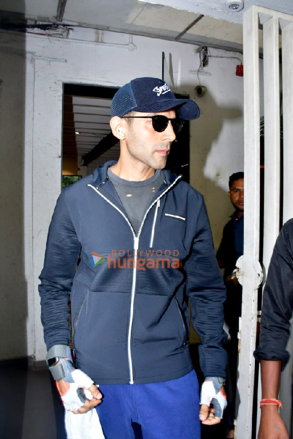 photos kartik aryan snapped in juhu 4