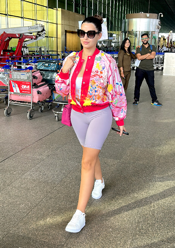 Photos: Nora Fatehi, Karan Johar and others snapped at the airport Photos: Nora Fatehi, Karan Johar and others snapped at the airport