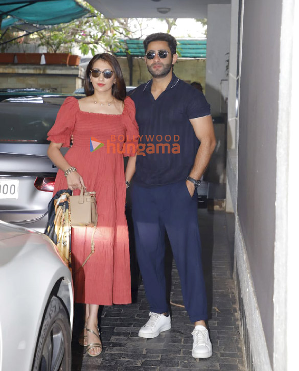 photos ranbir kapoor and alia bhatt snapped with daughter raha others at kapoor residence for christmas 2023 celebration 1 4