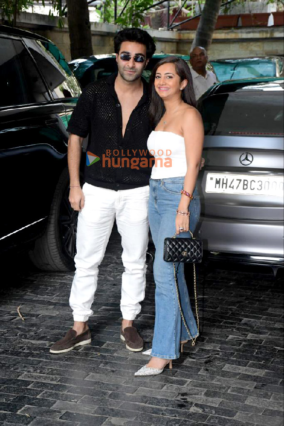 photos ranbir kapoor and alia bhatt snapped with daughter raha others at kapoor residence for christmas 2023 celebration 4 4