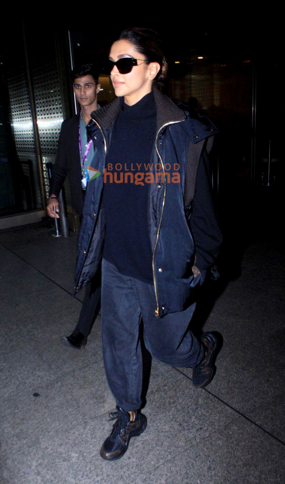 photos ranveer singh deepika padukone kriti sanon and others snapped at the airport 2