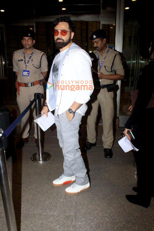 photos shah rukh khan anushka sharma emraan hashmi and others snapped at the airport 6