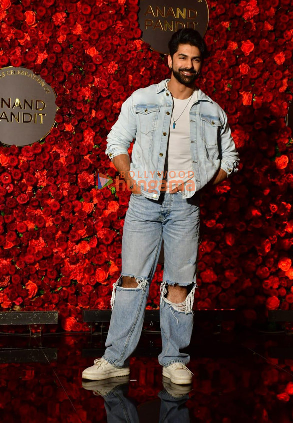 photos shah rukh khan kajol and others attend anand pandits birthday bash 2300 15