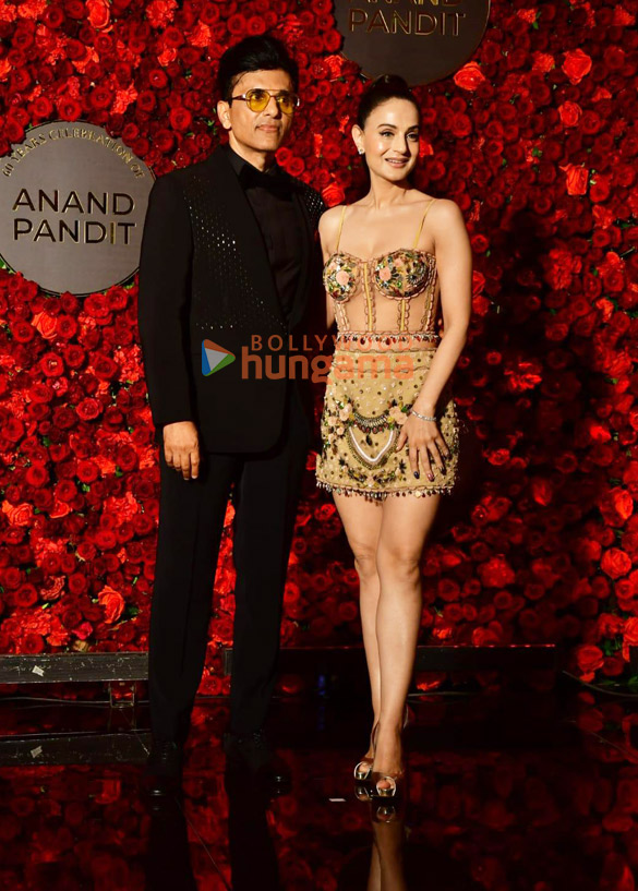 photos shah rukh khan kajol and others attend anand pandits birthday bash 2300 21