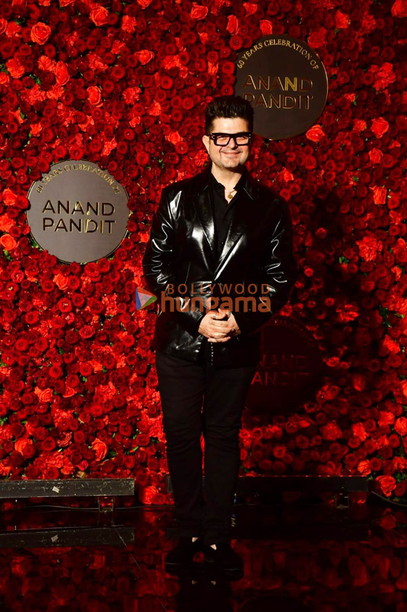 photos shah rukh khan kajol and others attend anand pandits birthday bash more 17