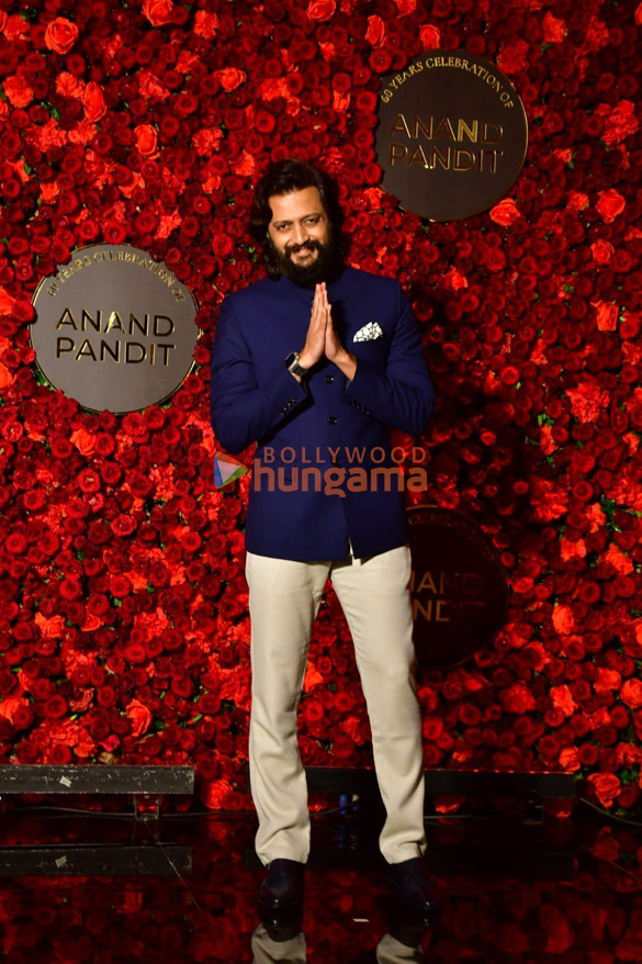 photos shah rukh khan kajol and others attend anand pandits birthday bash more 6