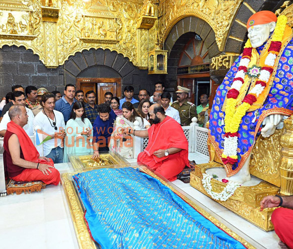 photos shah rukh khan and suhana khan visit shirdi sai baba temple to seek blessings ahead of dunki release 4