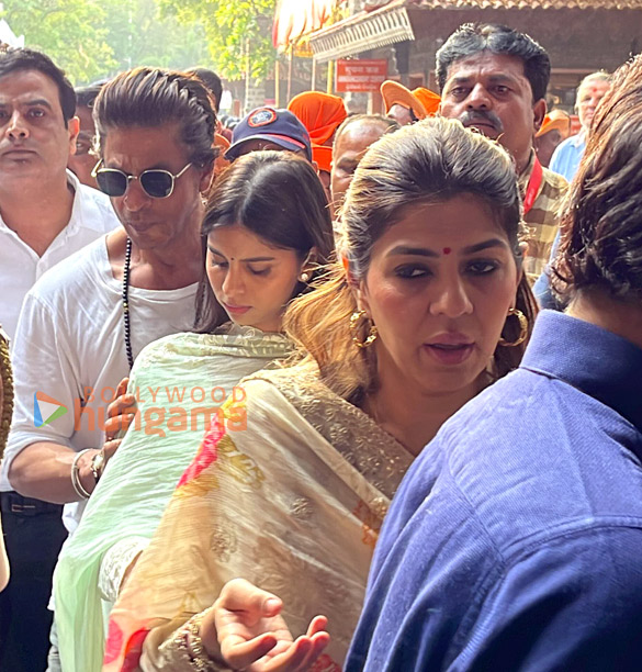 photos shah rukh khan and suhana khan visit shirdi sai baba temple to seek blessings ahead of dunki release 5
