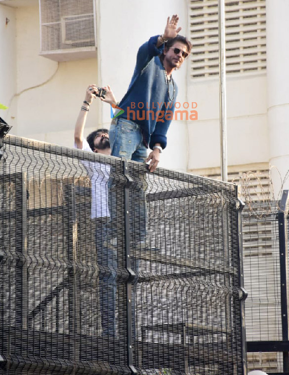 photos shah rukh khan greets fans outside mannat in mumbai 1 5