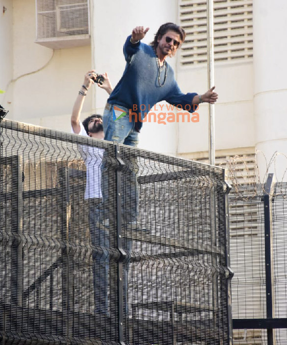 photos shah rukh khan greets fans outside mannat in mumbai 2 5