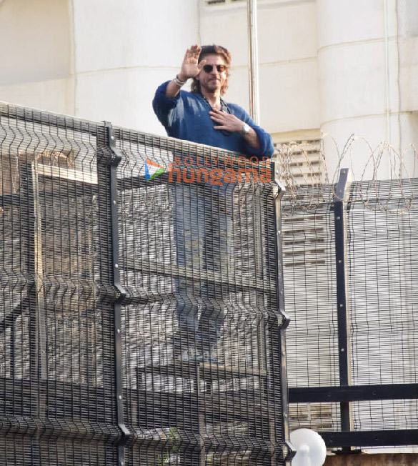 photos shah rukh khan greets fans outside mannat in mumbai 3 5