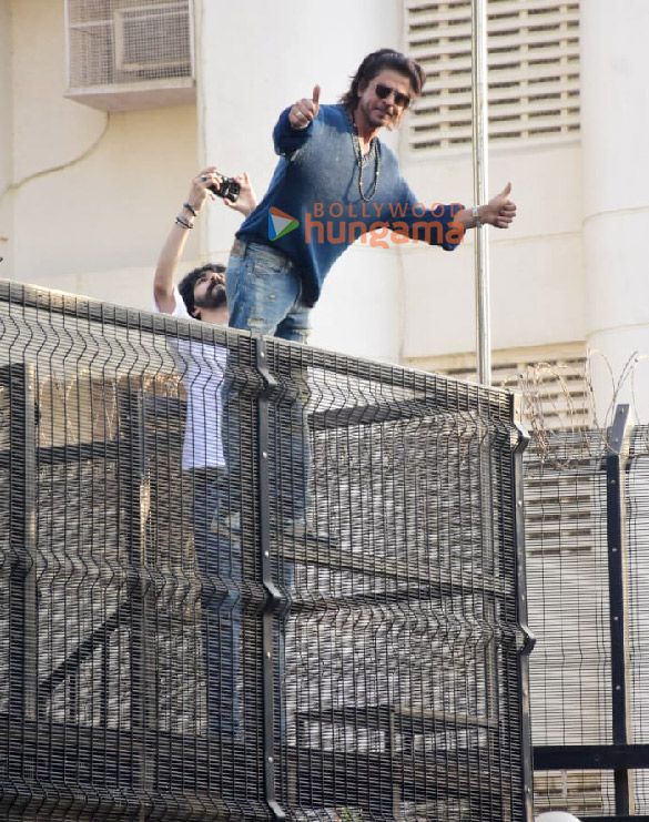 photos shah rukh khan greets fans outside mannat in mumbai 5 5