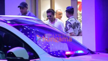 Photos: Shah Rukh Khan snapped at Kalina airport