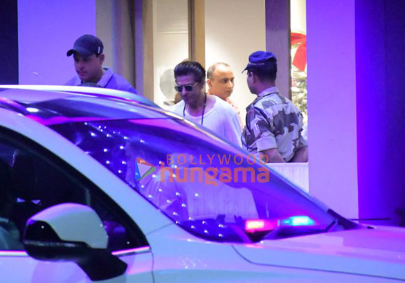 photos shah rukh khan snapped at kalina airport 2