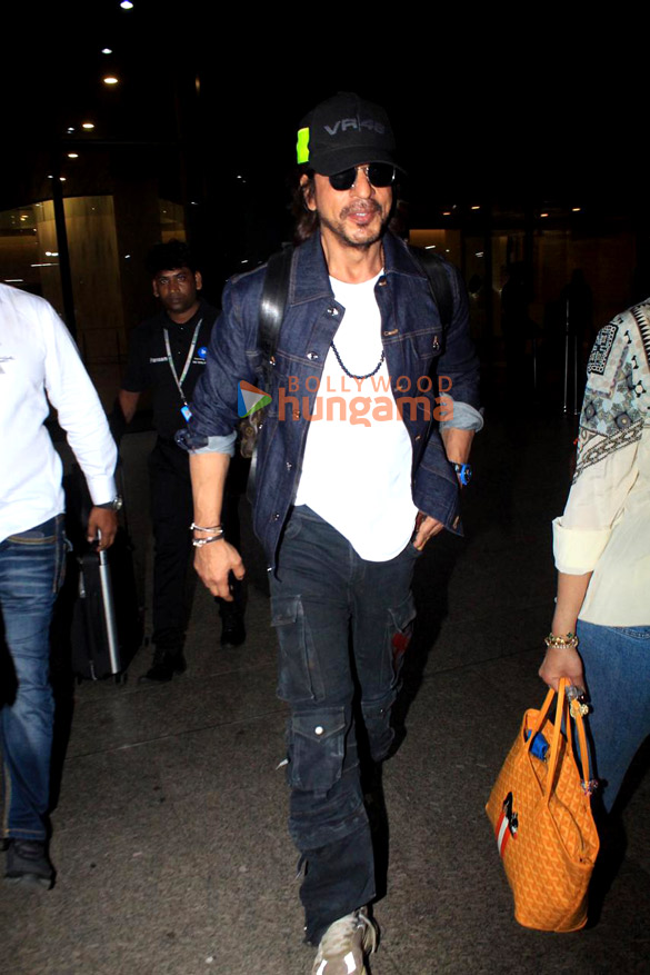 Photos: Shah Rukh Khan snapped at the airport Photos: Shah Rukh Khan snapped at the airport