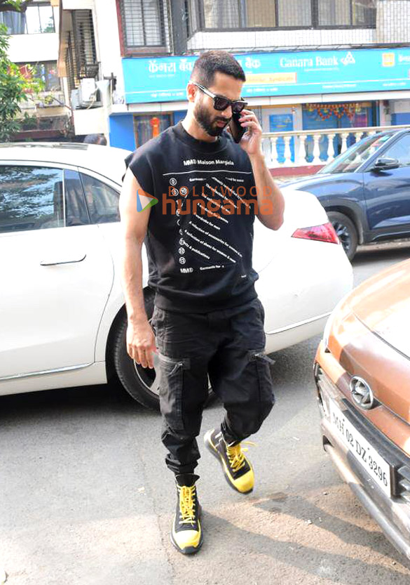 photos shahid kapoor and mira kapoor snapped at a cafe in bandra 4 2