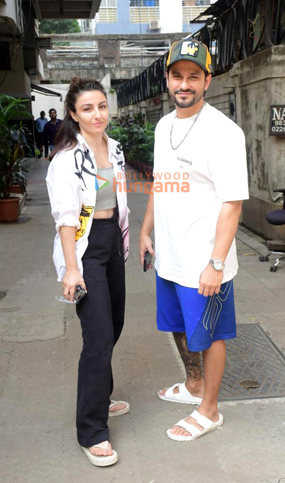photos soha ali khan and kunal kemmu spotted in bandra 2