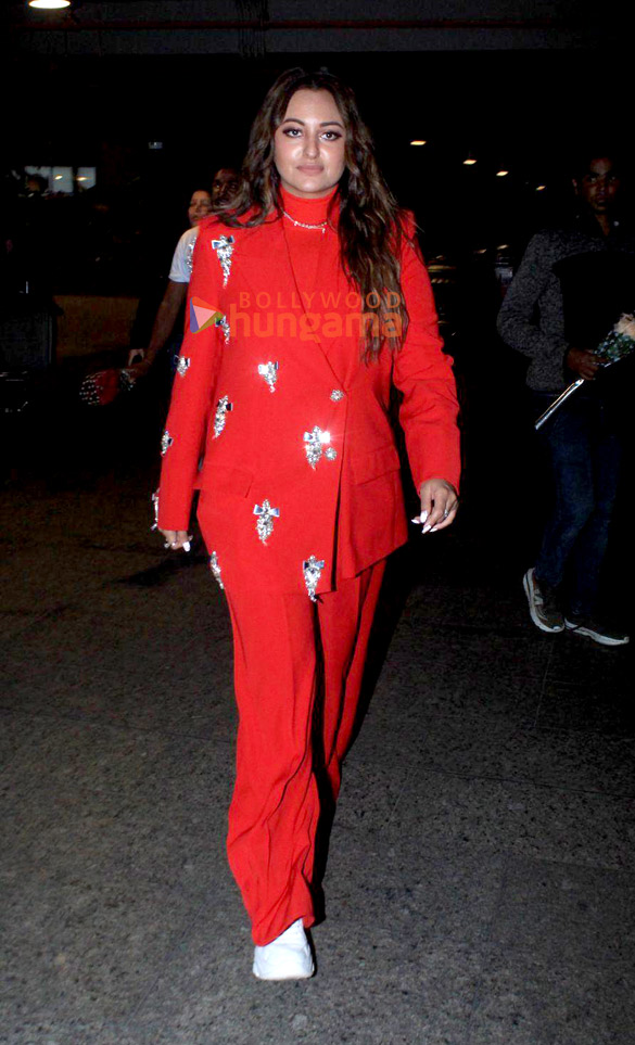 Photos: Sonakshi Sinha, Manoj Bajpayee and others snapped at the airport Photos: Sonakshi Sinha, Manoj Bajpayee and others snapped at the airport